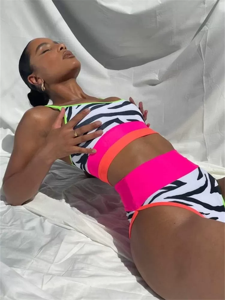 Rosafarbener Zebra-gestreifter Bikini mit hoher Taille